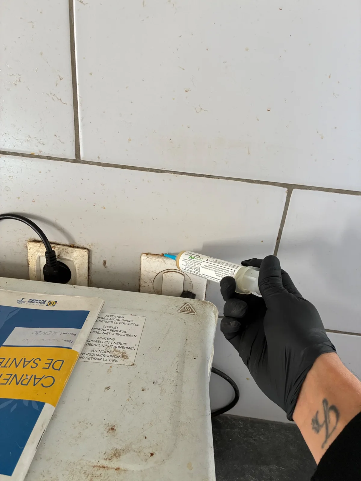 J’applique du gel de façon ciblée près des zones repérées lors d’une désinsectisation