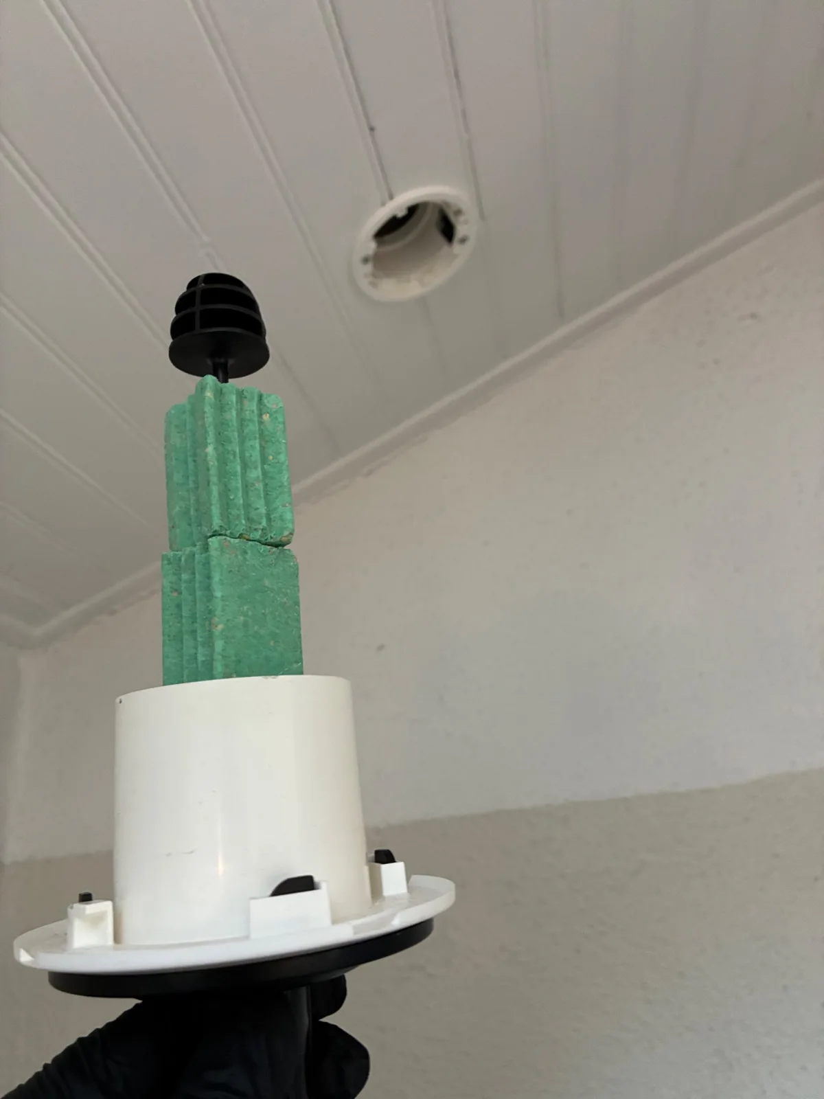 Je prends en compte les accès techniques du plafond dans mon choix de dispositif.