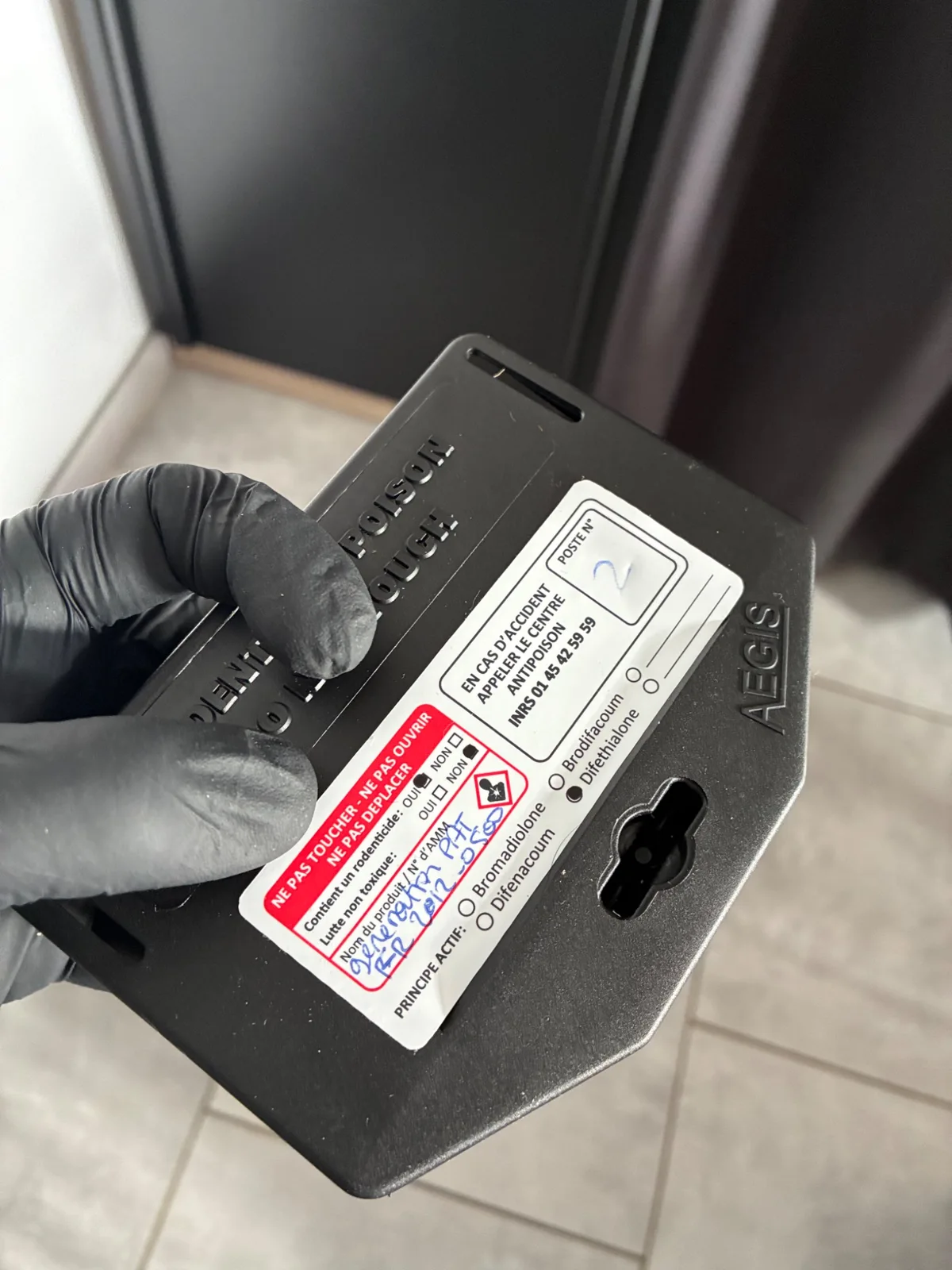 Je vérifie l’identification et les informations portées sur le poste.