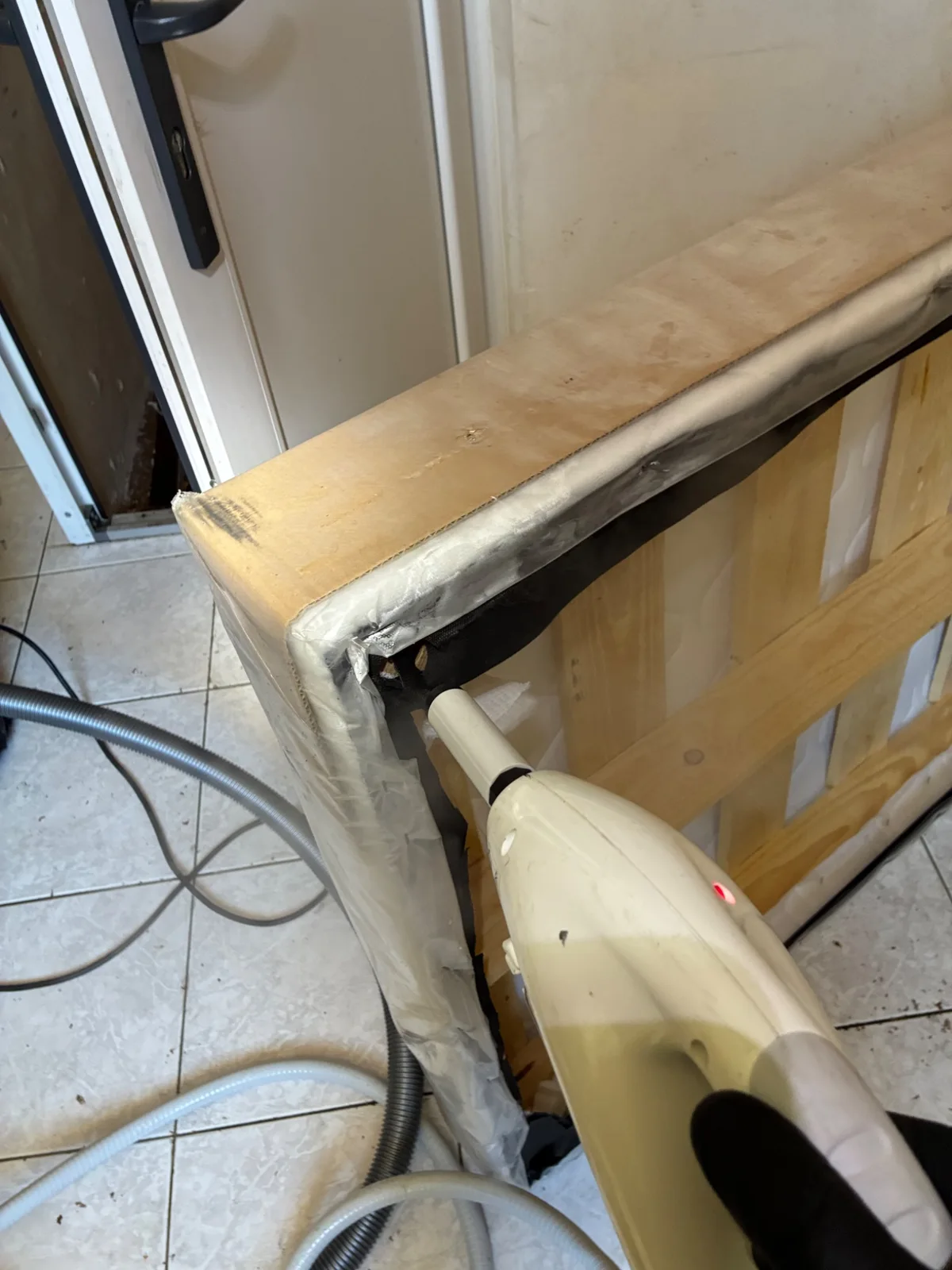 Je traite aussi les recoins accessibles de la structure du sommier à la vapeur.