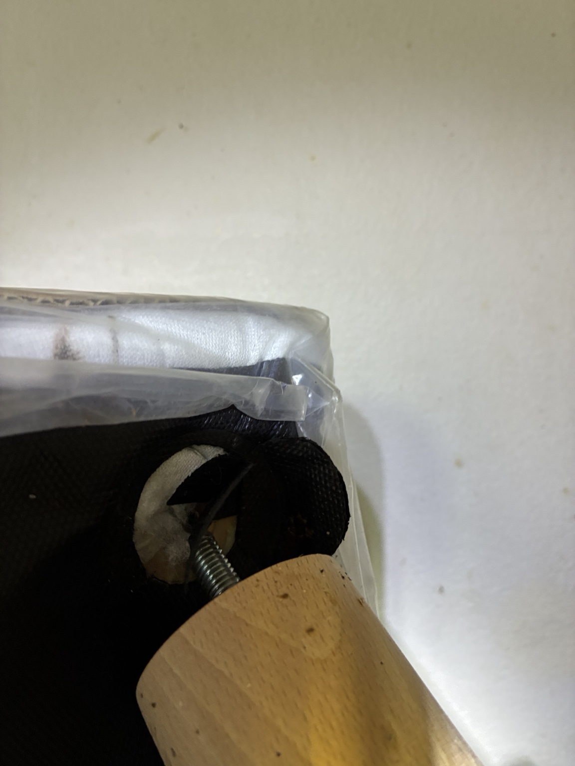Inspection des recoins autour d’un pied de sommier.