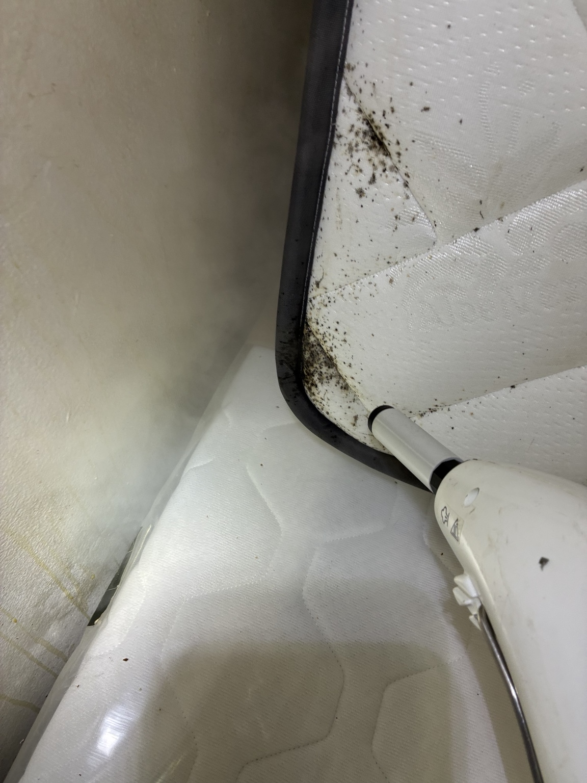 Passage de vapeur sur les coutures et les bords du matelas.